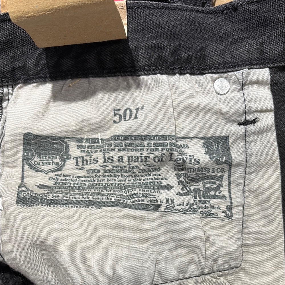 Levi's Women's Black Denim 501 Red Tag Shorts Size 34 Button Front - Picture 4 of 9